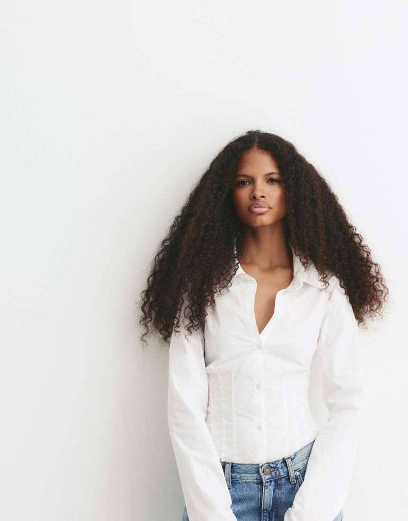 Pull & Bear - Figurbetonte Hemdbluse in Weiß mit Faltendetails von Pull & Bear