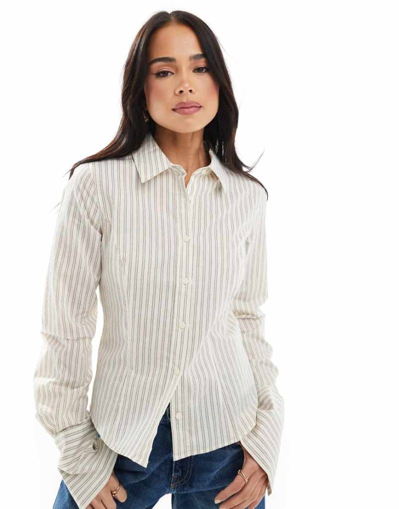 Pull & Bear - Figurbetonte Hemdbluse in gestreiftem Ecru-Weiß von Pull & Bear