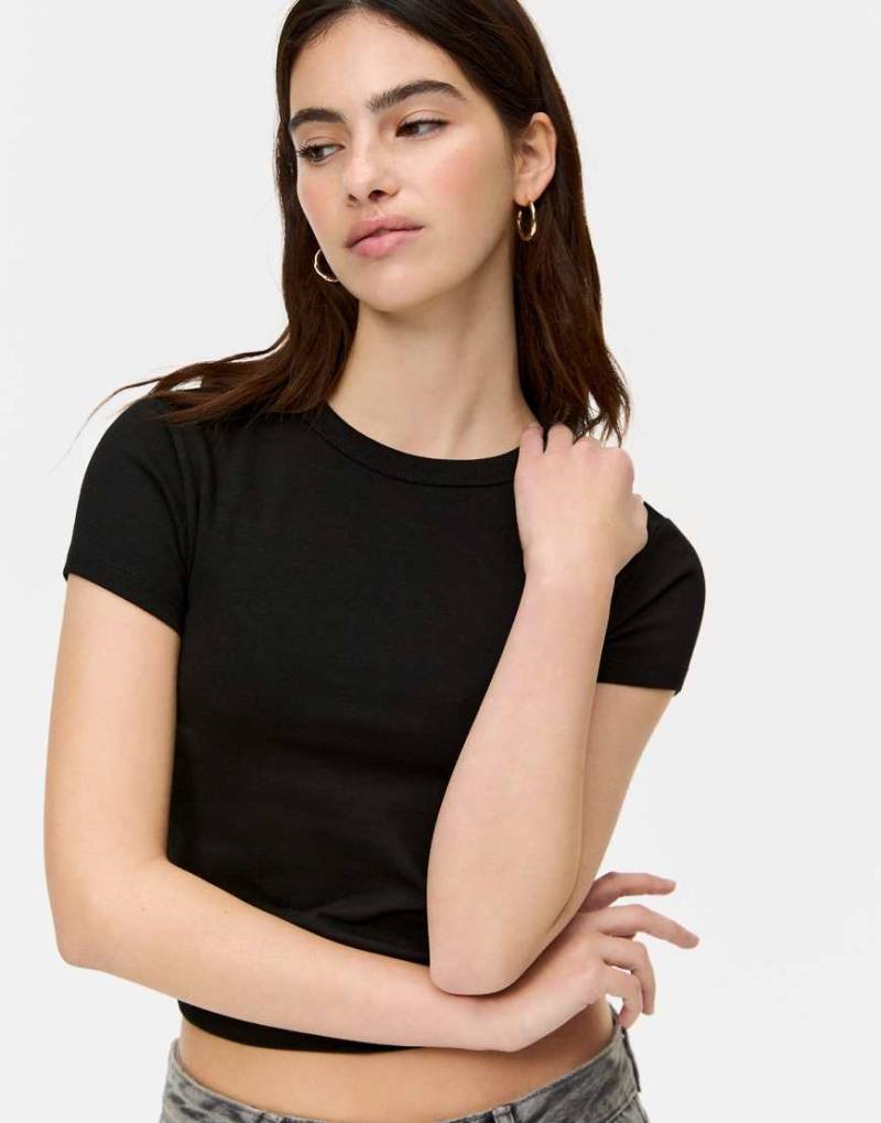 Pull & Bear - Figurbetontes T-Shirt in Schwarz Pull & Bear - Figurbetontes T-Shirt in Schwarz von Pull & Bear
