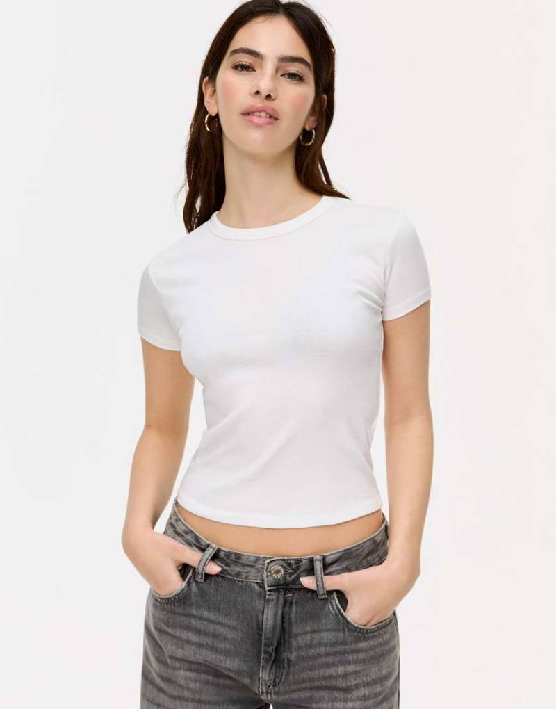 Pull & Bear - Figurbetontes T-Shirt in Weiß von Pull & Bear