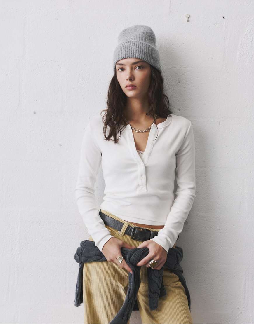 Pull & Bear - Figurbetontes T-Shirt in Eisweiß mit Knopfleiste von Pull & Bear