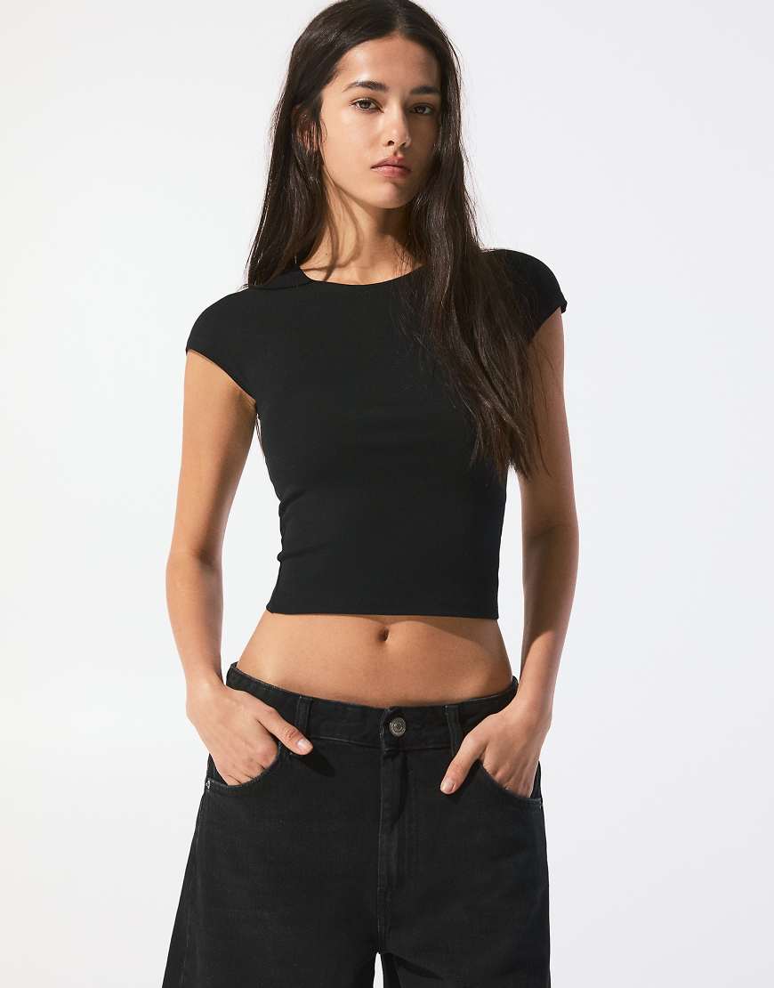 Pull & Bear - Figurbetontes T-Shirt in Schwarz mit ausgestellten Ärmeln von Pull & Bear