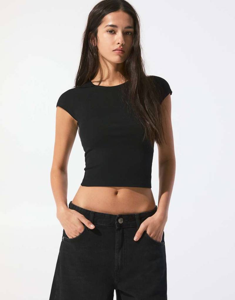 Pull & Bear - Figurbetontes T-Shirt in Schwarz mit ausgestellten Ärmeln von Pull & Bear