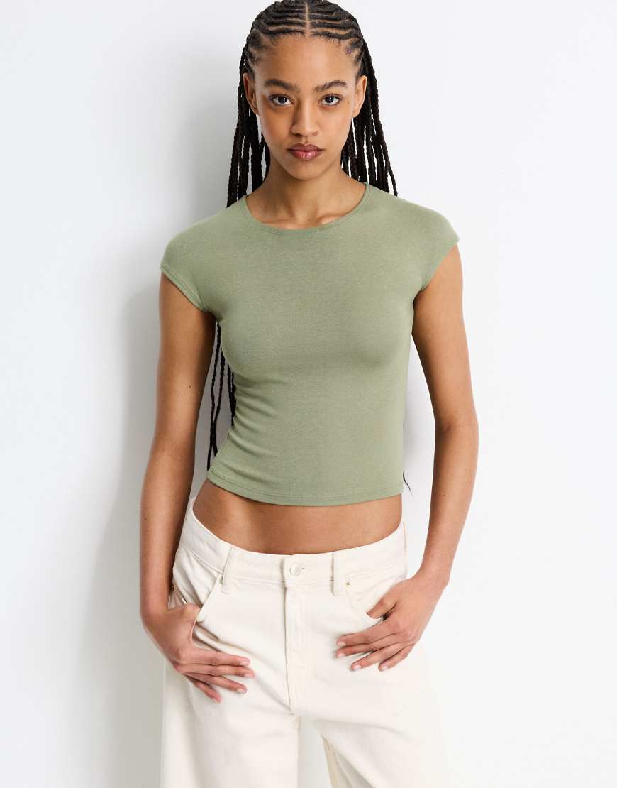 Pull & Bear - Figurbetontes T-Shirt in blassem Khaki mit ausgestellten Ärmeln-Grün von Pull & Bear