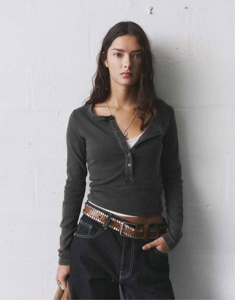 Pull & Bear - Figurbetontes T-Shirt in verblasstem Schwarz mit Knopfleiste-Grau von Pull & Bear