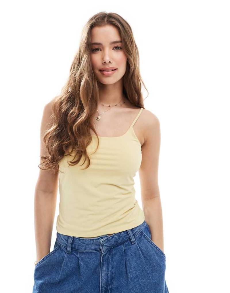 Pull & Bear - Figurformendes Polyamid-Camisole in Blassgelb mit Riemchenträgern von Pull & Bear