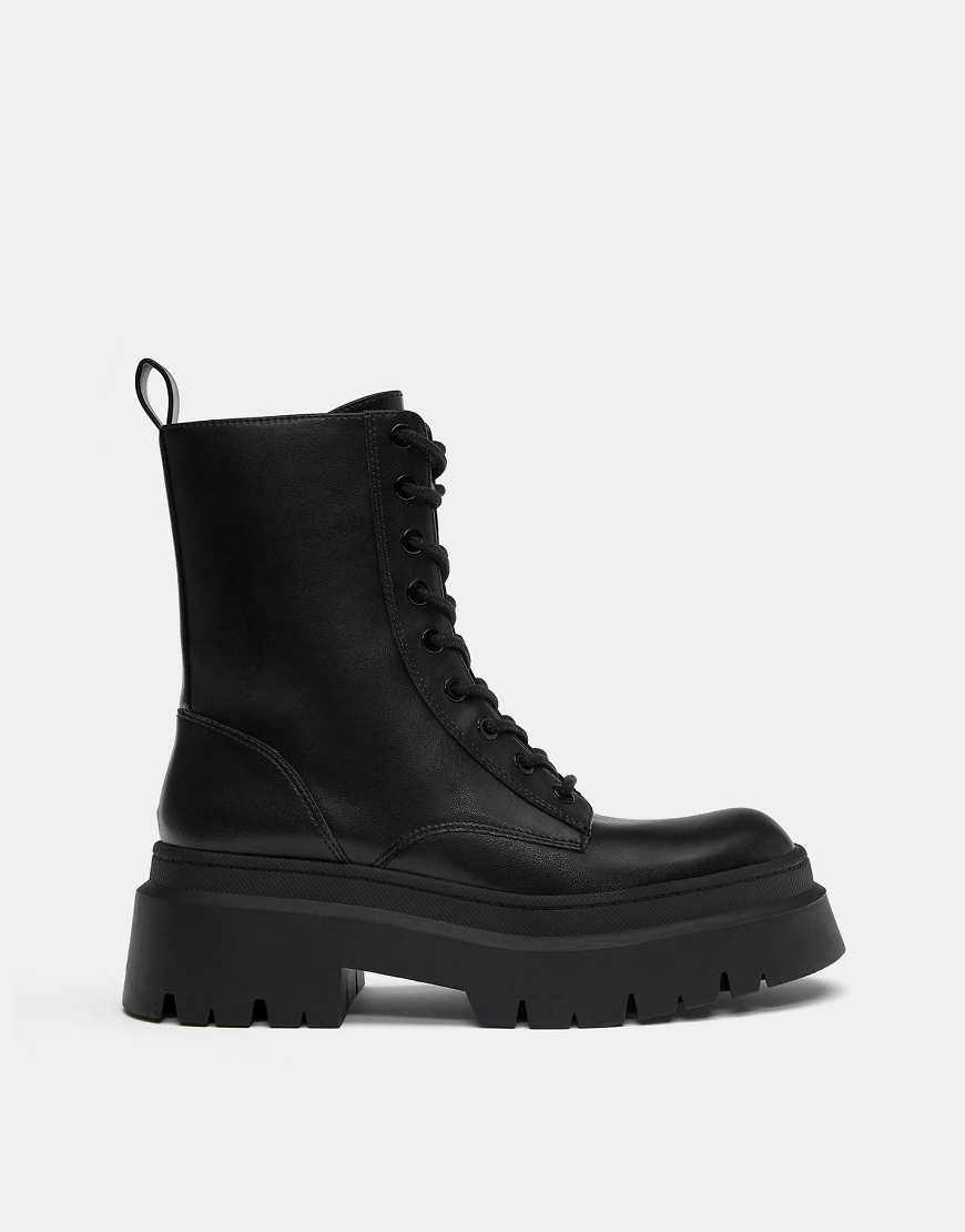 Pull & Bear - Flache Ankle-Boots in Schwarz mit Schnürung von Pull & Bear