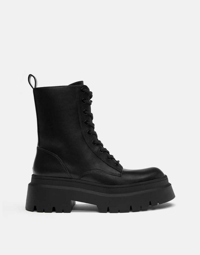 Pull & Bear - Flache Ankle-Boots in Schwarz mit Schnürung von Pull & Bear