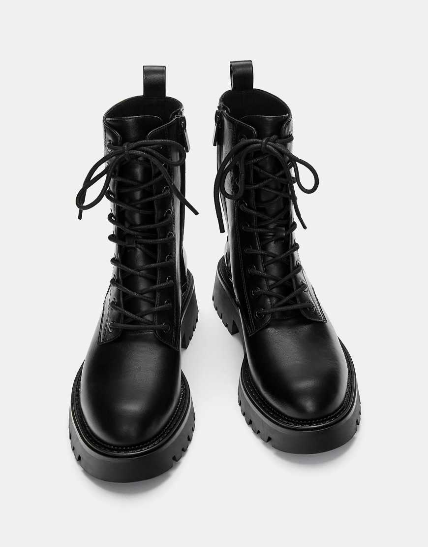 Pull & Bear - Flache Ankle-Boots in Schwarz mit Schnürung von Pull & Bear