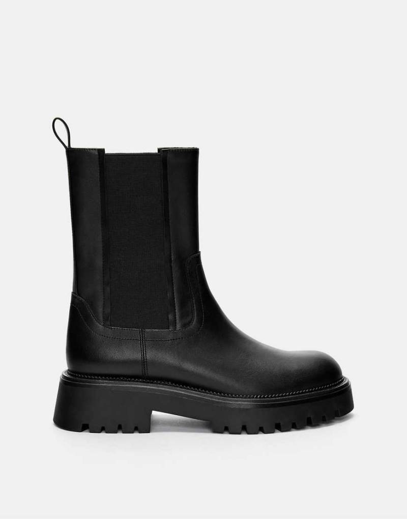 Pull & Bear - Flache Chelsea-Stiefel in Schwarz von Pull & Bear