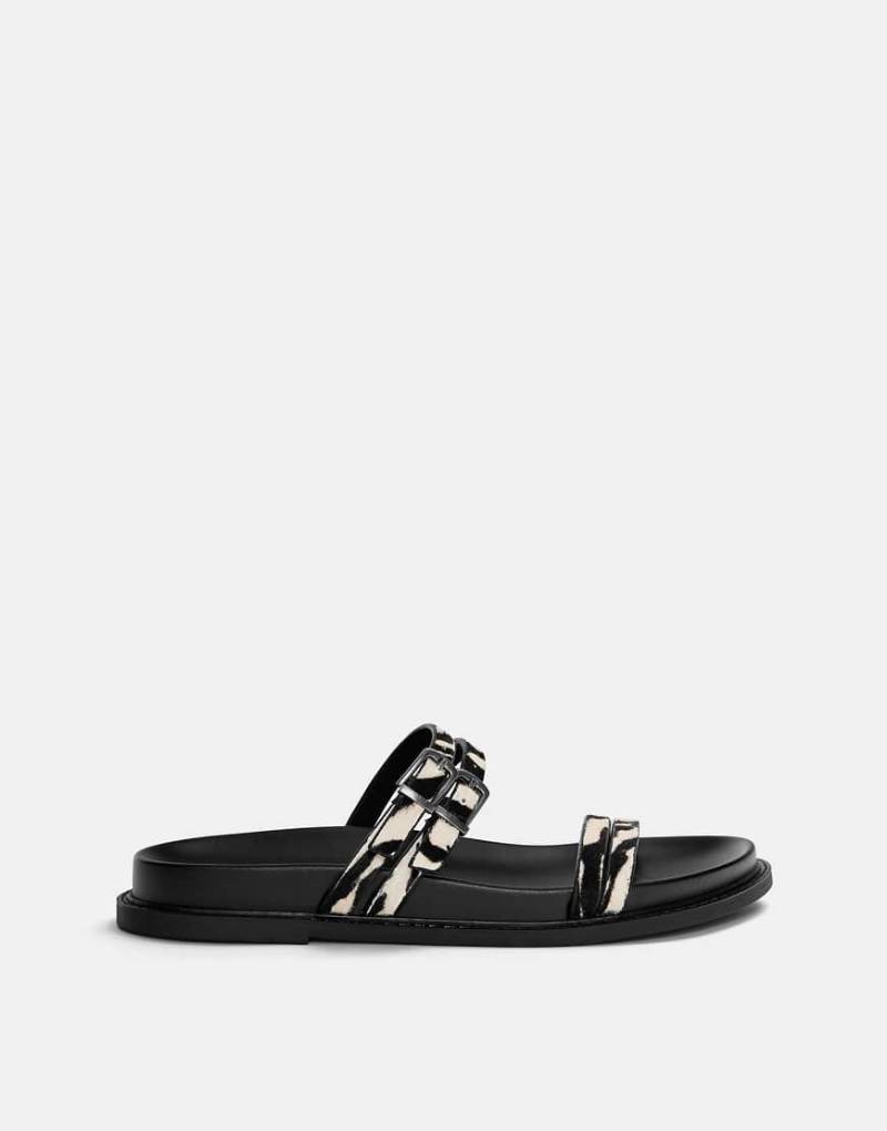 Pull & Bear - Flache Sandalen aus Leder mit kontrastierendem Tierfellmuster-Bunt von Pull & Bear