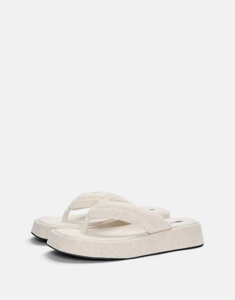Pull & Bear - Flache Sandalen aus dickem Material in Ecru-Weiß von Pull & Bear