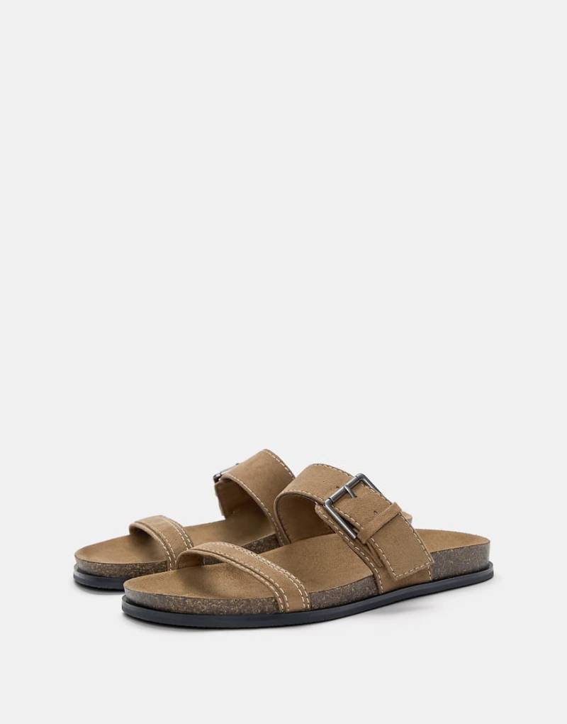 Pull & Bear - Flache Sandalen in Braun mit Schnallendetail von Pull & Bear