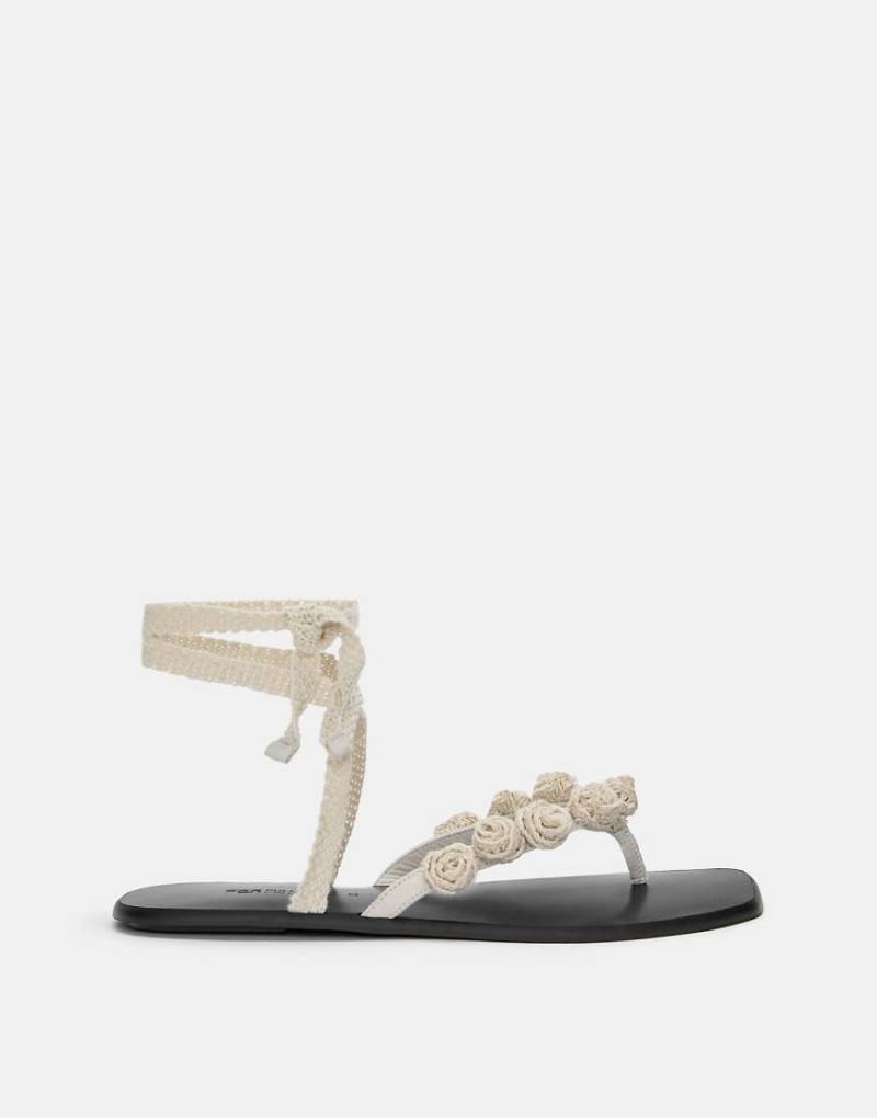 Pull & Bear - Flache Sandalen in Ecru mit gehäkelten Blumen-Weiß von Pull & Bear