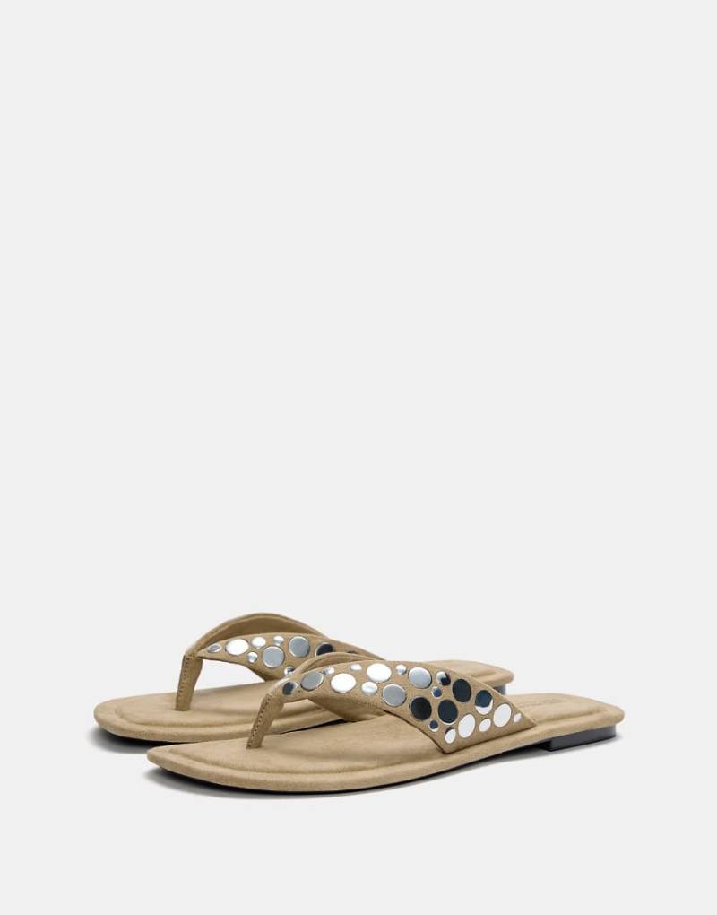 Pull & Bear - Flache Sandalen in Sandbeige mit Verzierung-Neutral von Pull & Bear