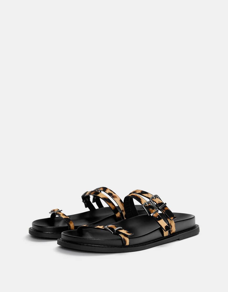 Pull & Bear - Flache Slider aus Leder mit Leopardenmuster-Bunt von Pull & Bear
