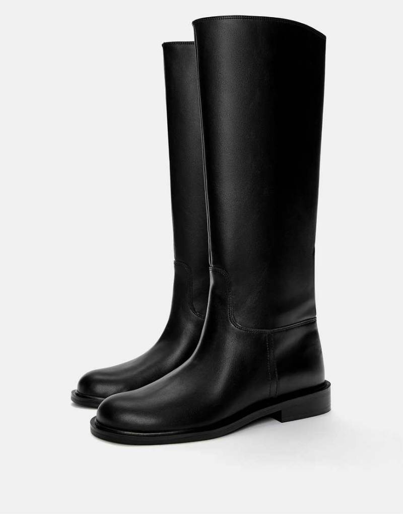 Pull & Bear - Flache Stiefel in Schwarz von Pull & Bear