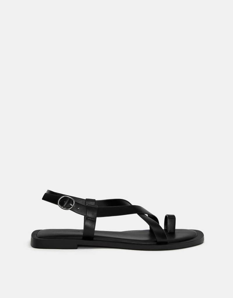 Pull & Bear - Flache schwarze Sandalen mit Zehenschlaufe von Pull & Bear