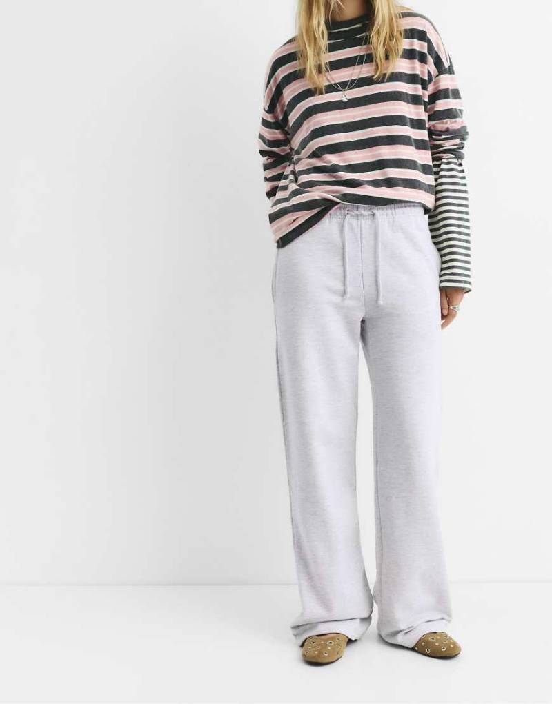 Pull & Bear - Fließende Trainingshose in grau meliert Pull & Bear - Fließende Trainingshose in grau meliert von Pull & Bear