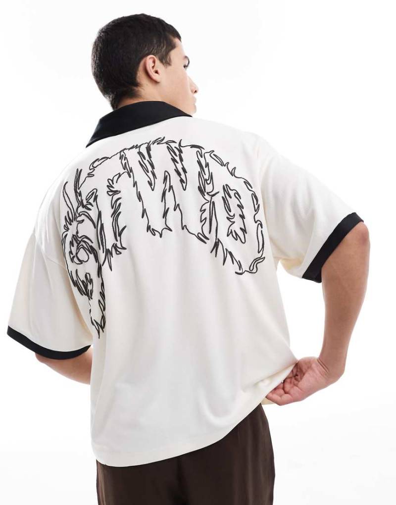Pull & Bear - Fußball-Polohemd in Weiß mit „STWD"-Grafikprint Pull & Bear - Fußball-Polohemd in Weiß mit „STWD"-Grafikprint von Pull & Bear