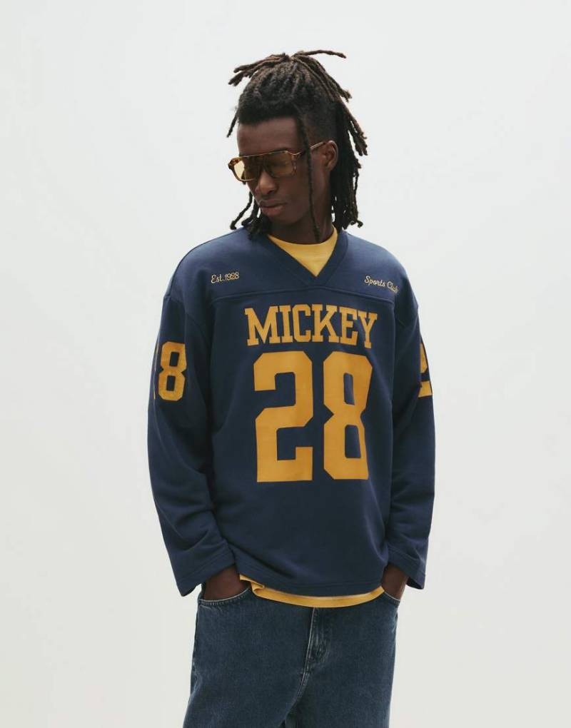 Pull & Bear - Fußball-Sweatshirt in Marineblau mit „Mickey Mouse"-Print von Pull & Bear