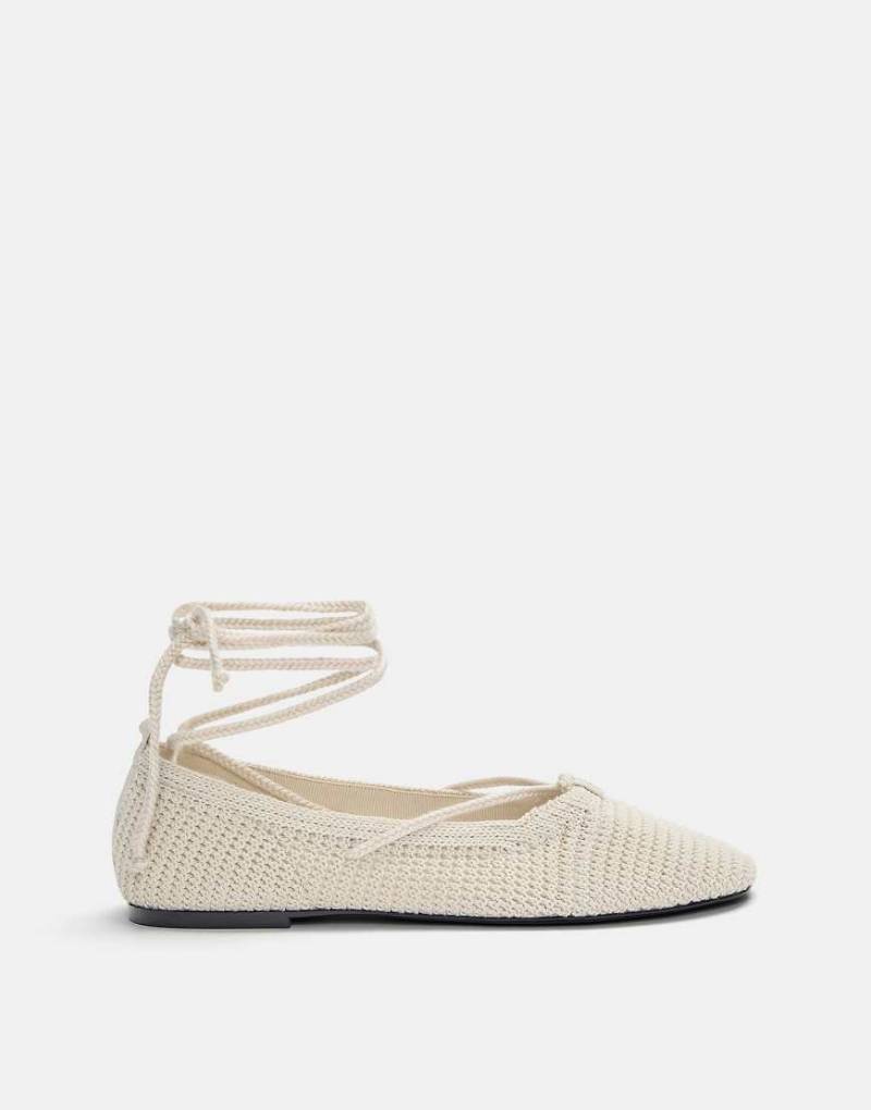 Pull & Bear - Gehäkelte Ballerinas in Ecru mit Bindedetail-Weiß von Pull & Bear