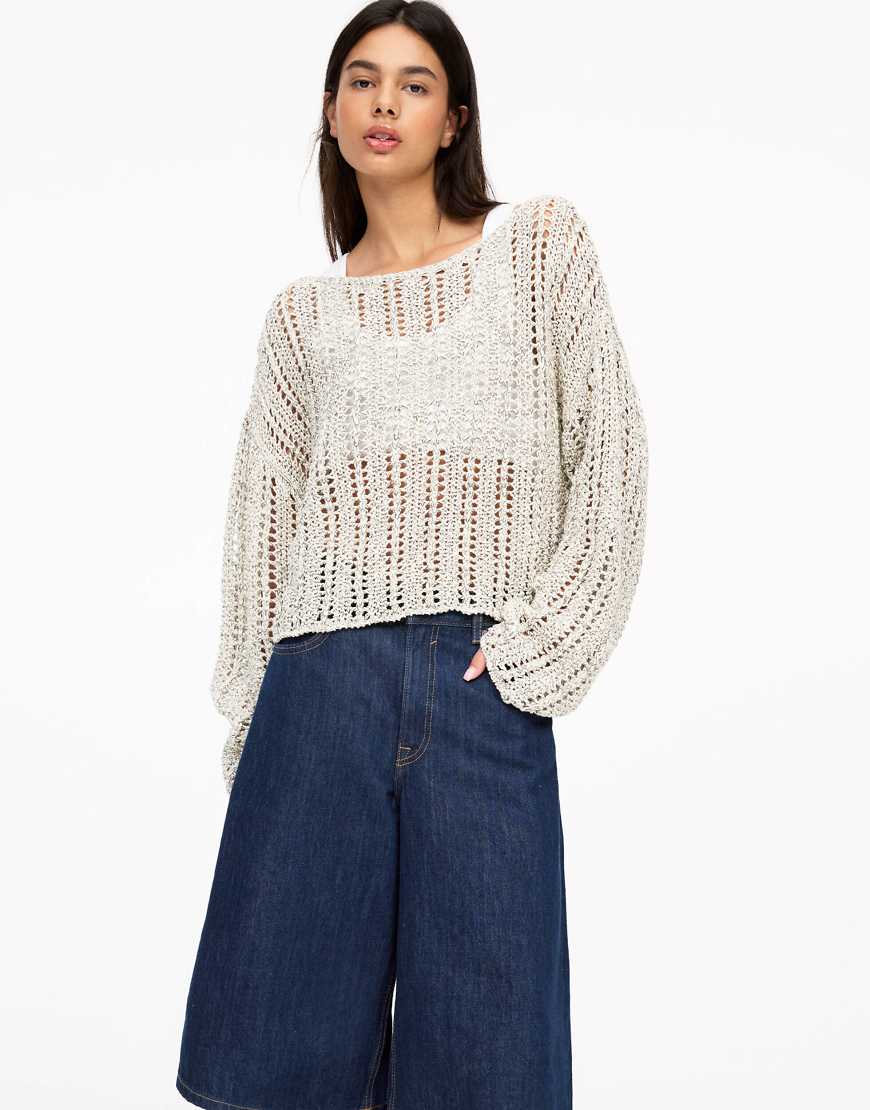 Pull & Bear - Gehäkelter, schulterfreier Cropped-Pullover in Ecru-Weiß von Pull & Bear