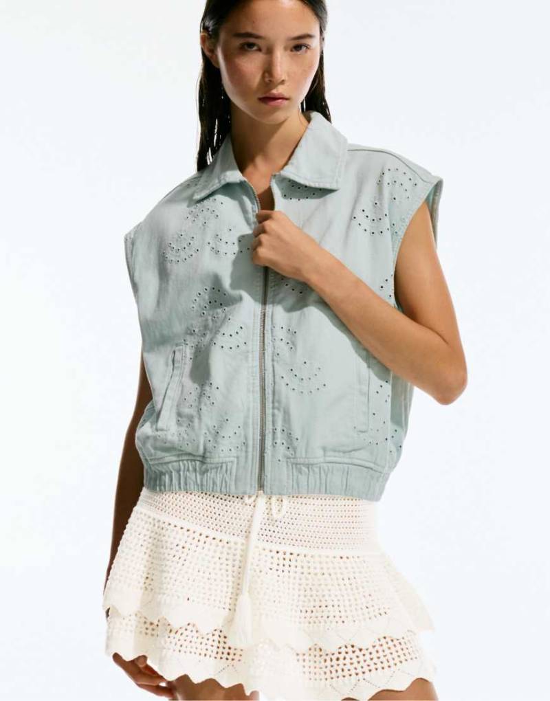 Pull & Bear - Gehäkelter Minirock in Eisweiß mit Rüschen von Pull & Bear