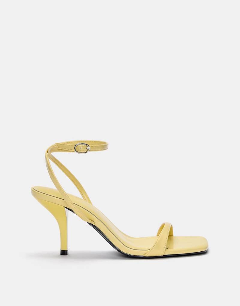 Pull & Bear - Gelbe Sandalen mit Absatz von Pull & Bear