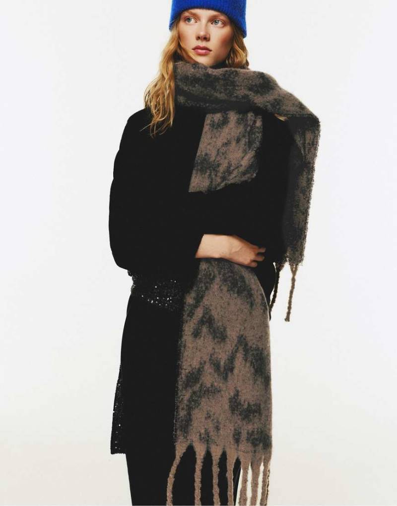 Pull & Bear - Gemusterter Schal in Braun-Brown Pull & Bear - Gemusterter Schal in Braun-Brown von Pull & Bear