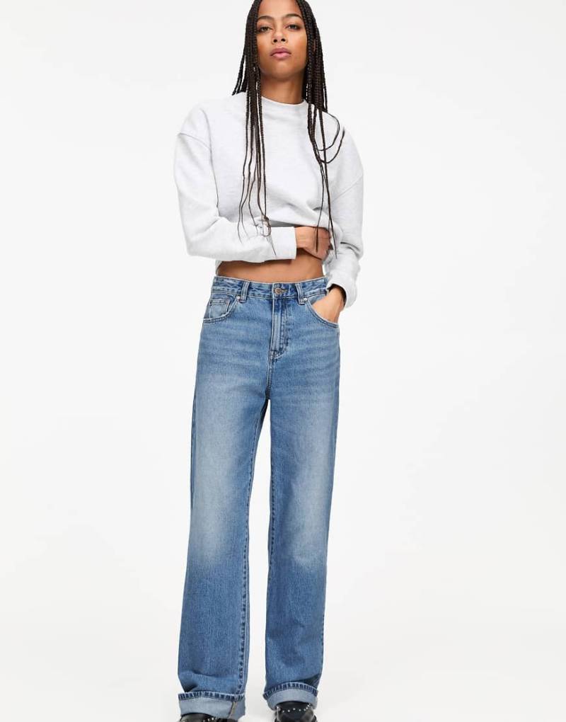 Pull & Bear - Gerade geschnittene Baggy-Jeans in Mittelblau mit umgeschlagenem Saum von Pull & Bear