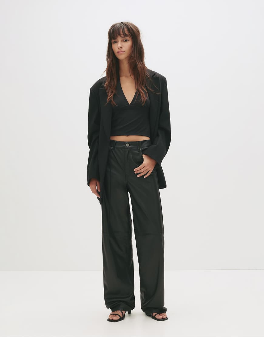 Pull & Bear - Gerade geschnittene Hose in schwarzer Lederoptik von Pull & Bear