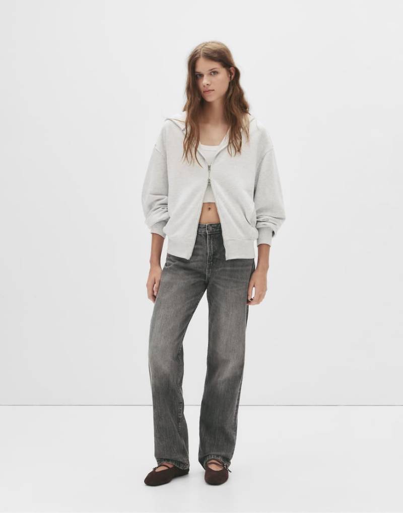 Pull & Bear - Gerade geschnittene Jeans in Dunkelgrau mit mittelhohem Bund von Pull & Bear