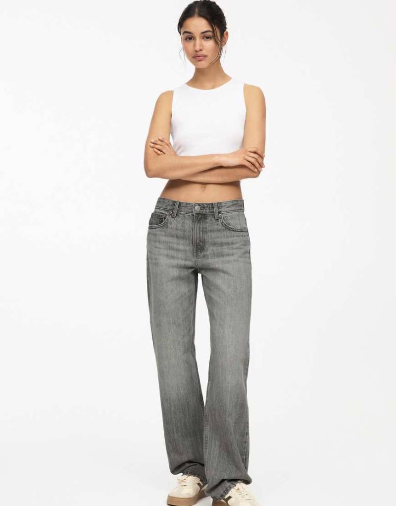 Pull & Bear - Gerade geschnittene Jeans in Grau mit mittelhohem Bund von Pull & Bear