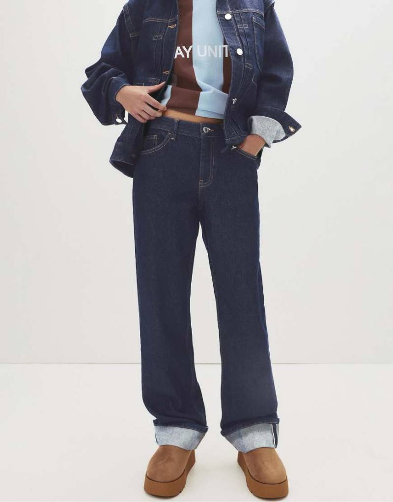 Pull & Bear - Gerade geschnittene Jeans in Marineblau mit mittelhohem Bund von Pull & Bear