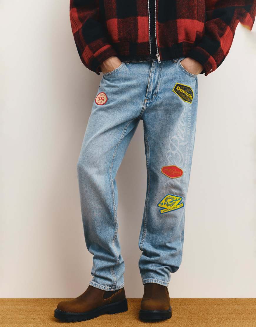 Pull & Bear - Gerade geschnittene Jeans in Mittelblau mit Aufnähern von Pull & Bear