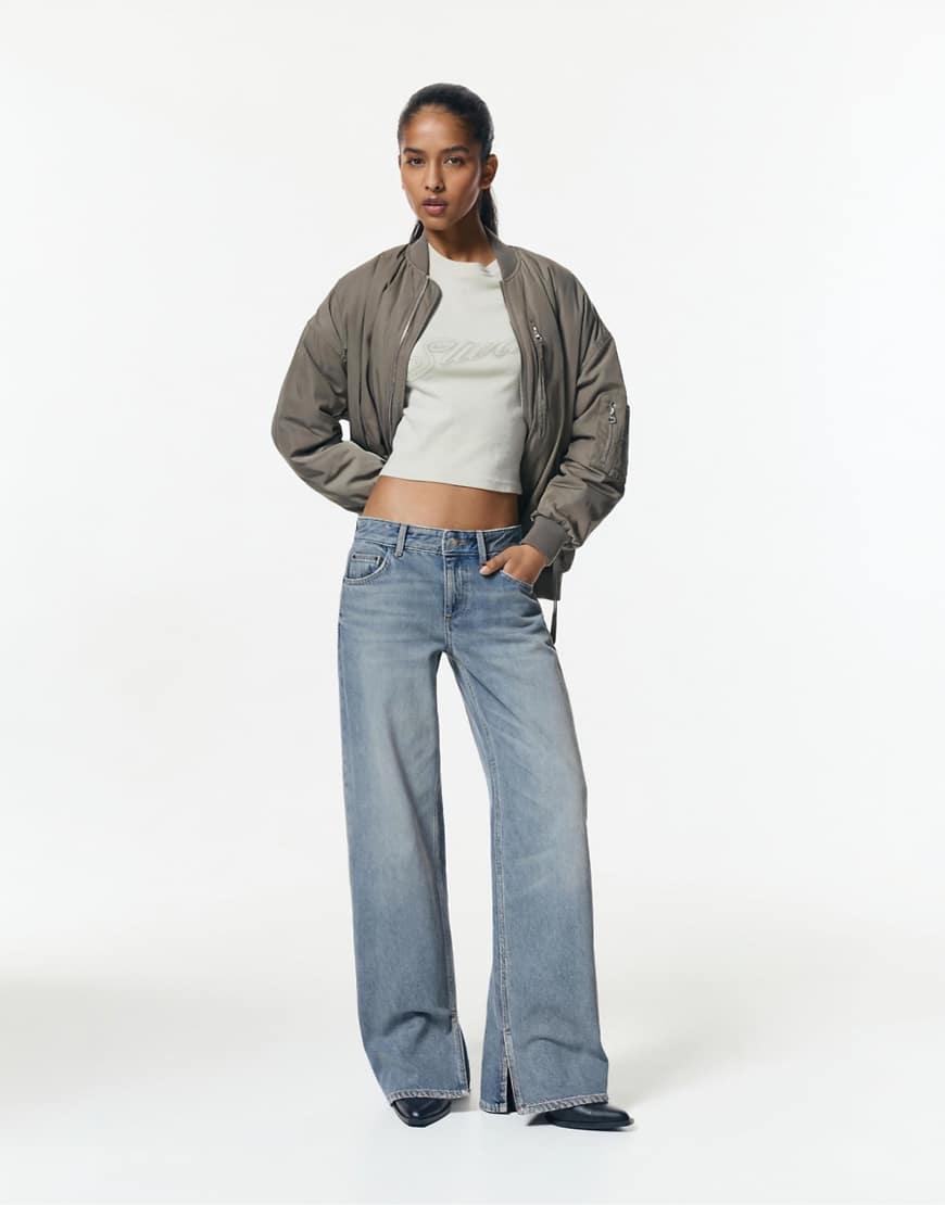 Pull & Bear - Gerade geschnittene Jeans in Mittelblau mit Saumschlitzen von Pull & Bear
