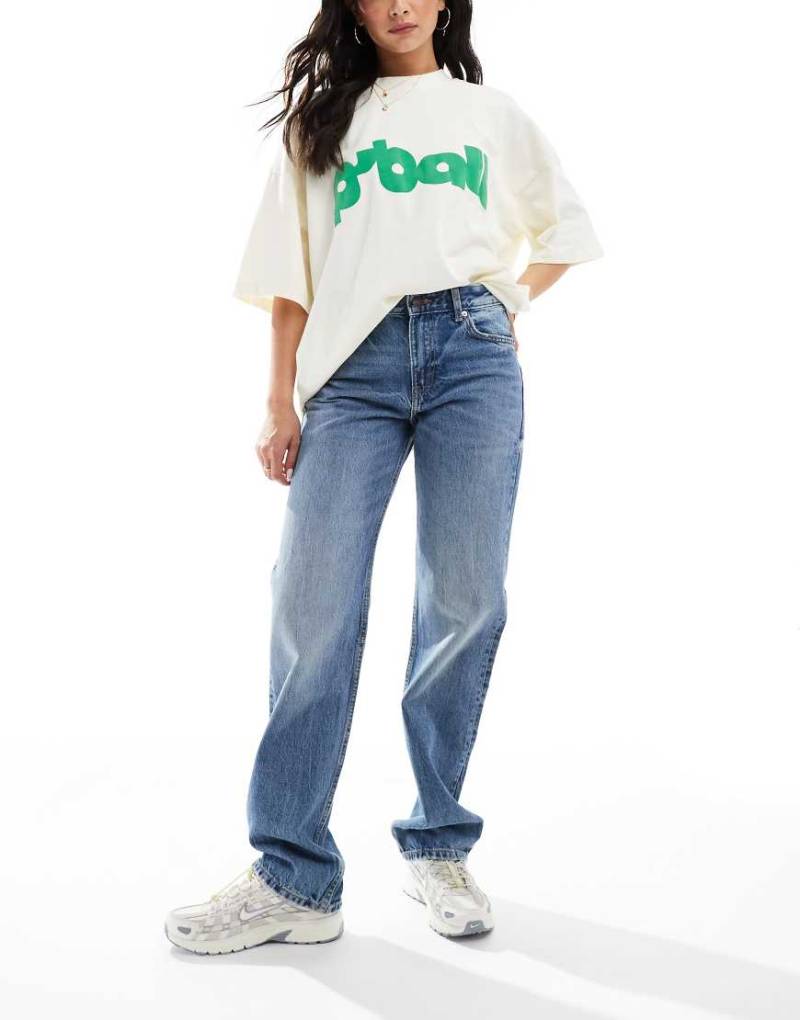 Pull & Bear - Gerade geschnittene Jeans in Mittelblau mit mittelhohem Bund von Pull & Bear