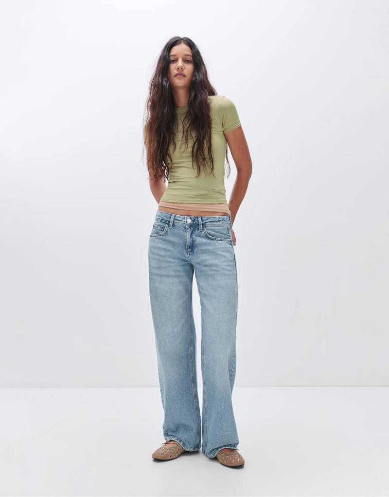 Pull & Bear - Gerade geschnittene Jeans in Mittelblau mit niedrigem Bund von Pull & Bear