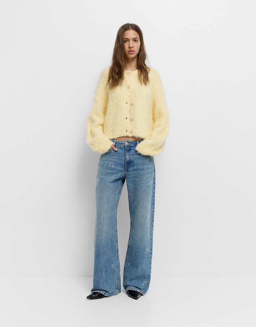 Pull & Bear - Gerade geschnittene Jeans mit Strassschleifen in Mittelblau Pull & Bear - Gerade geschnittene Jeans mit Strassschleifen in Mittelblau von Pull & Bear
