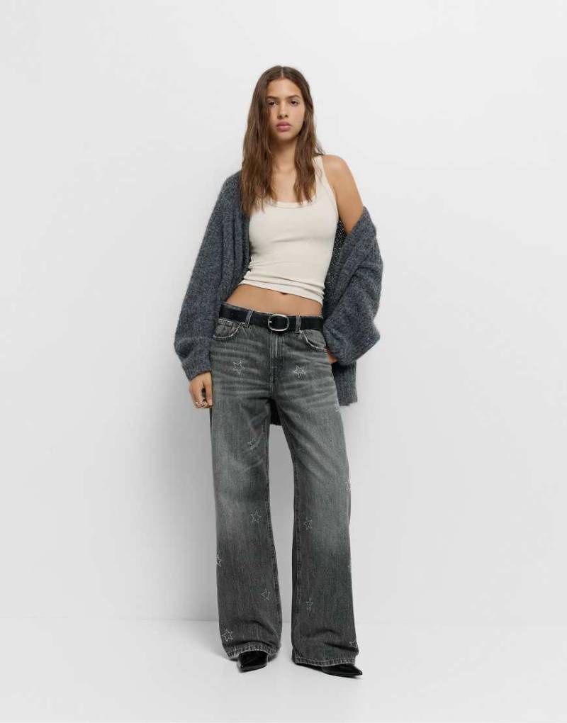 Pull & Bear - Gerade geschnittene Jeans mit Strasssternen in Grau von Pull & Bear