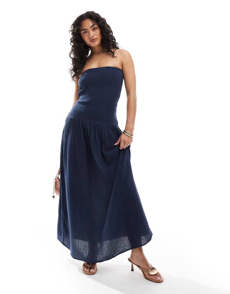 Pull & Bear - Gerafftes Maxikleid in Marineblau von Pull & Bear