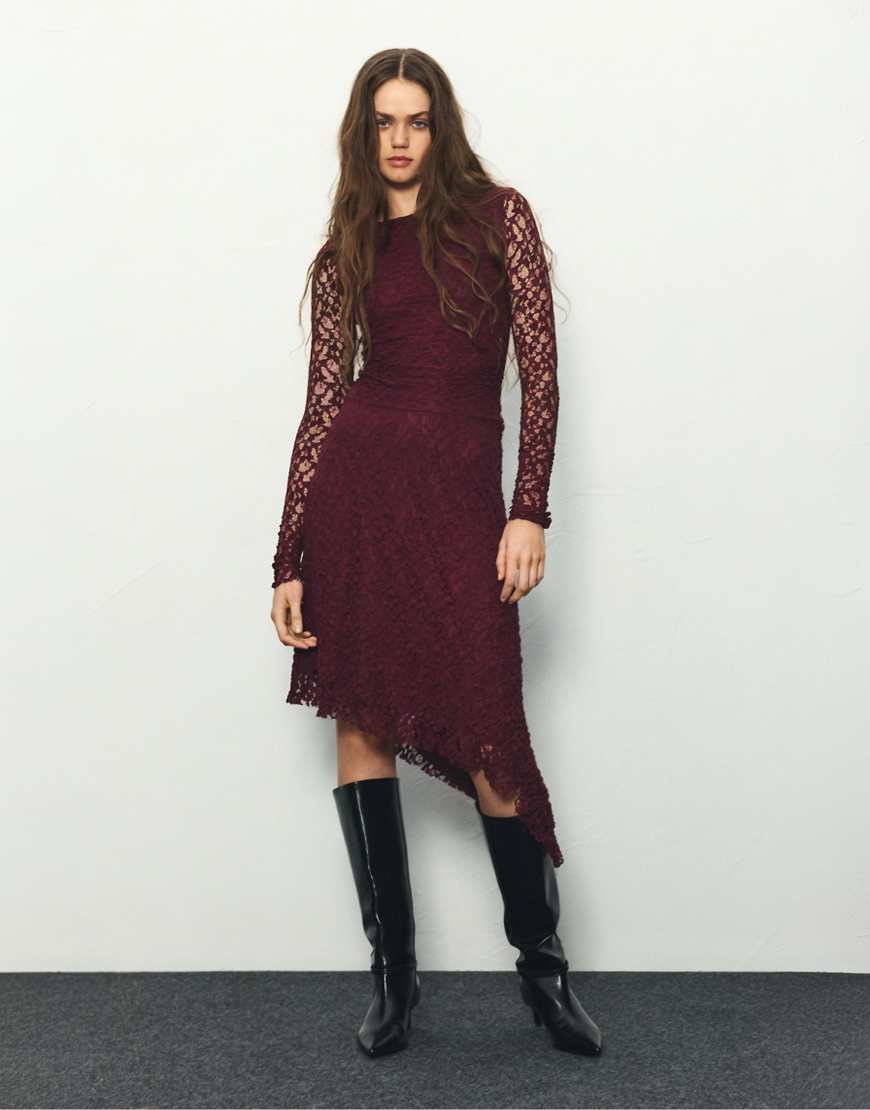 Pull & Bear - Gerafftes Midikleid aus Spitze in Burgunderrot von Pull & Bear