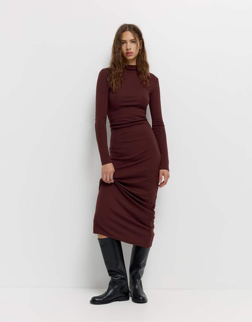 Pull & Bear - Gerafftes Midikleid in Burgunderrot von Pull & Bear