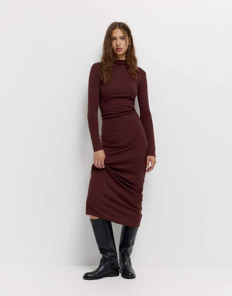 Pull & Bear - Gerafftes Midikleid in Burgunderrot von Pull & Bear