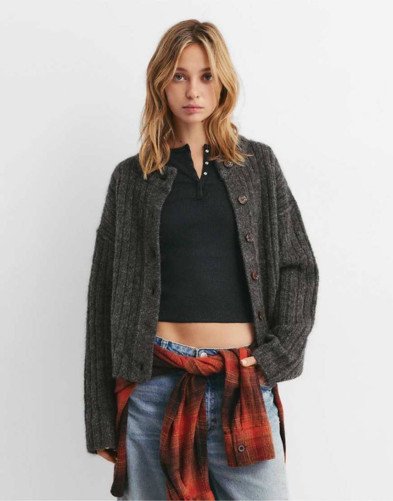 Pull & Bear - Gerippte Strickjacke in Braun-Brown von Pull & Bear