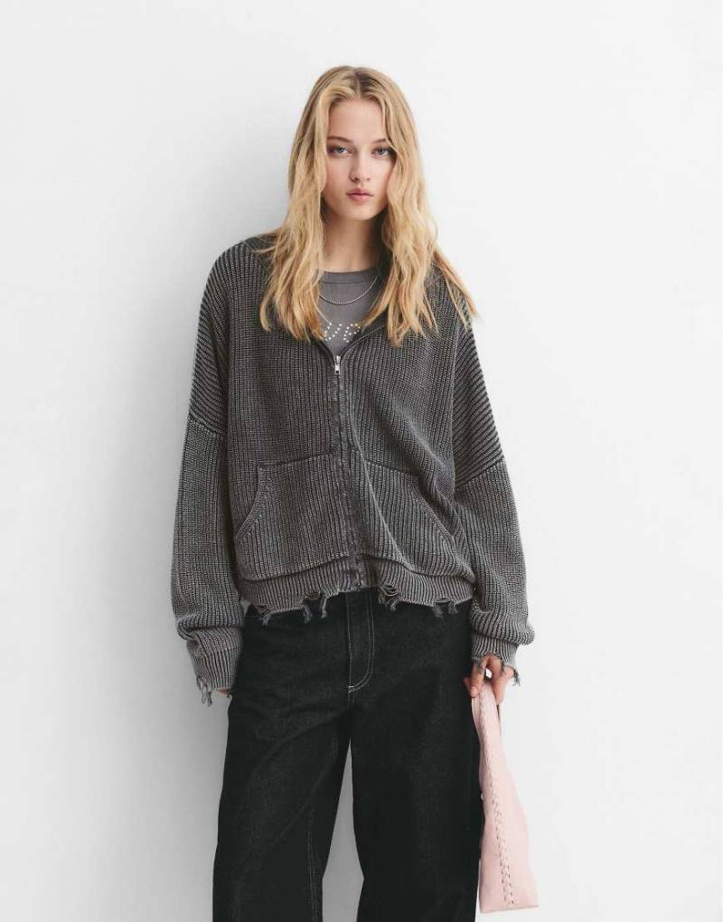 Pull & Bear - Gerippte Strickjacke in verblasstem Schwarz im Used-Look mit Reißverschluss-Grau von Pull & Bear