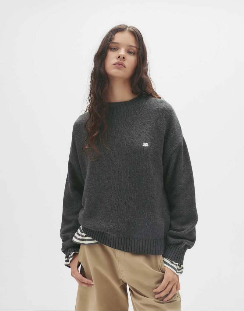 Pull & Bear - Gerippter Strickpullover in meliertem Grau von Pull & Bear