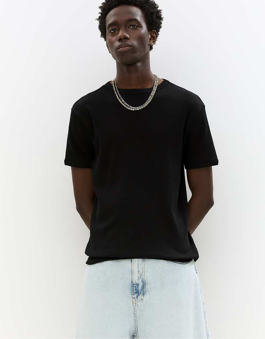 Pull & Bear - Geripptes, kurzärmliges T-Shirt in Schwarz Pull & Bear - Geripptes, kurzärmliges T-Shirt in Schwarz von Pull & Bear