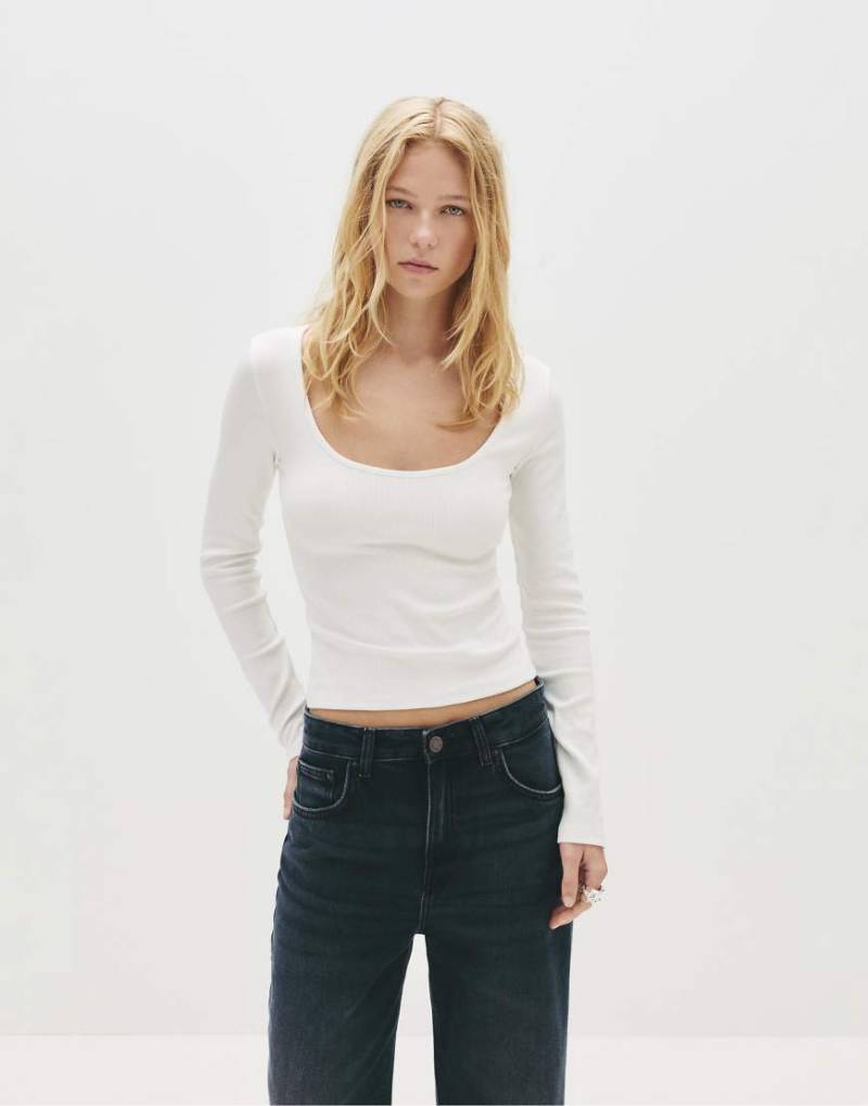 Pull & Bear - Geripptes, langärmliges Shirt in Weiß von Pull & Bear